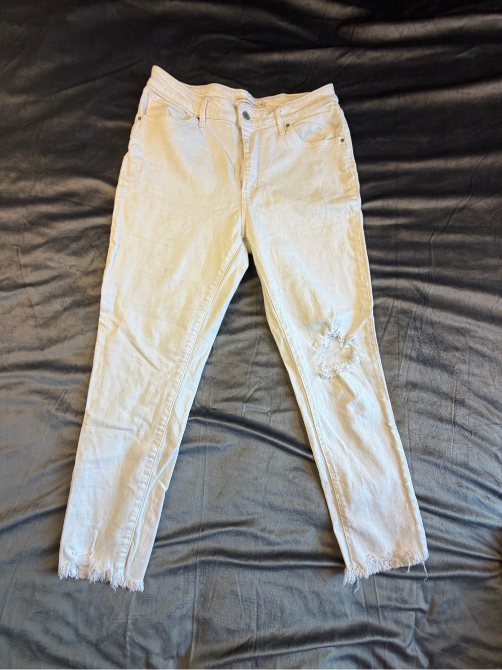 Levi's White Skinny Jeans with Distressed Knee 32